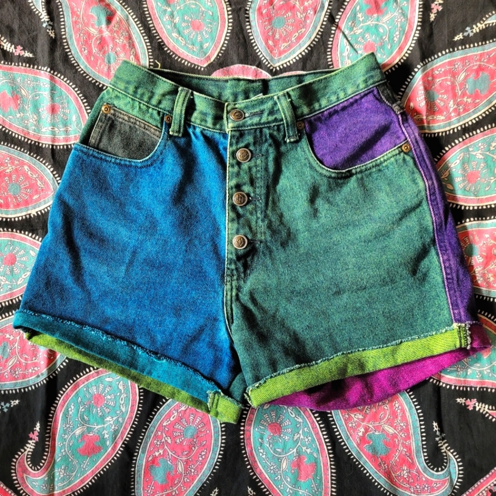 Beautiful vintage 90s colour block shorts 😍